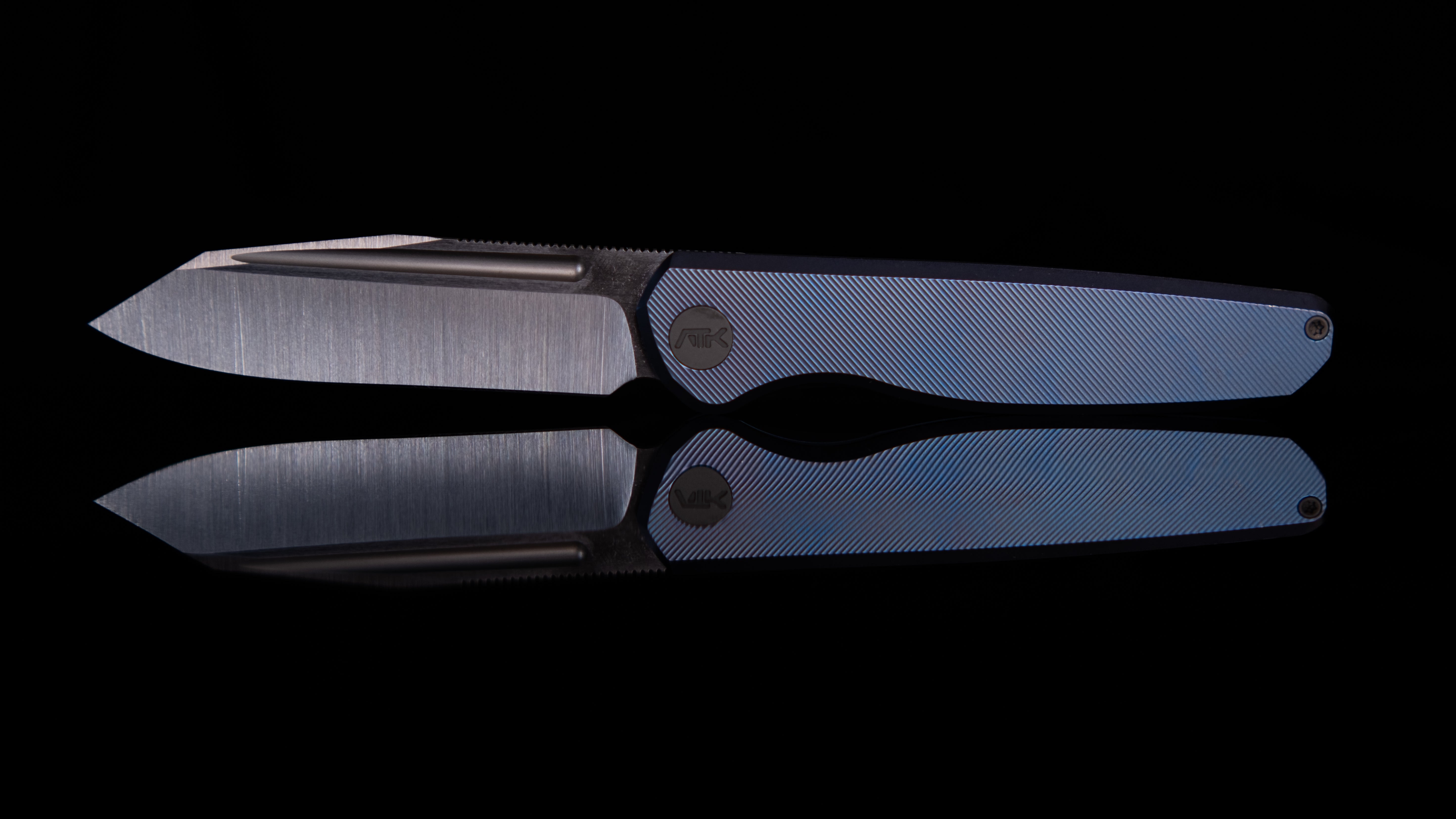 The Catalyst (blue anodized) – A.T.Knives